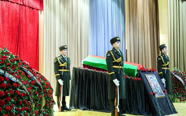 Церемония прощания с шехидом Чингизом Гурбановым в Баку - Sputnik Азербайджан