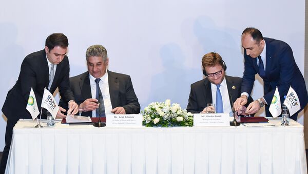Церемония подписания соглашения о партнерстве между компанией BP и оргкомитетом Исламских игр солидарности Баку-2017 - Sputnik Азербайджан