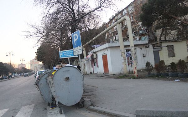 Баки для мусора стоят на проезжей части - Sputnik Азербайджан