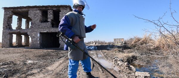 Сапер ANAMA за работой, архивное фото Сапер ANAMA за работой, архивное фото - Sputnik Азербайджан