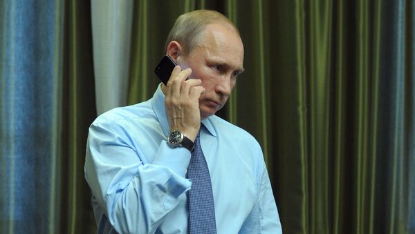 Президент России Владимир Путин во время телефонного разговора, фото из архива - Sputnik Азербайджан