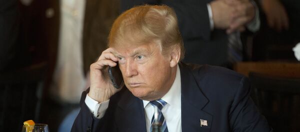 Дональд Трамп во время телефонного разговора, фото из архива - Sputnik Азербайджан