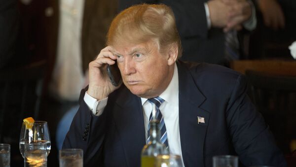 Дональд Трамп во время телефонного разговора, фото из архива - Sputnik Азербайджан