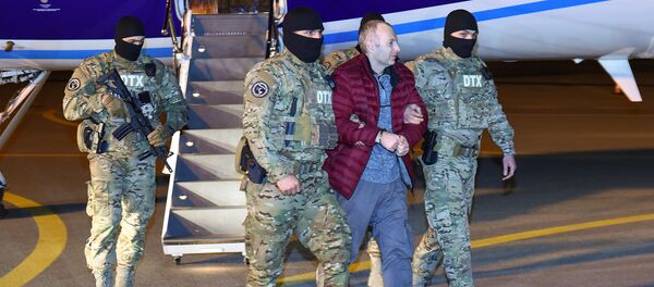 Российско-израильский блогер Александр Лапшин в сопровождении сотрудников Генпрокуратуры Российско-израильский блогер Александр Лапшин в сопровождении сотрудников Генпрокуратуры - Sputnik Азербайджан