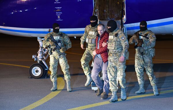 Экстрадированный из Минска по запросу Баку блогер Александр Лапшин Экстрадированный из Минска по запросу Баку блогер Александр Лапшин - Sputnik Азербайджан