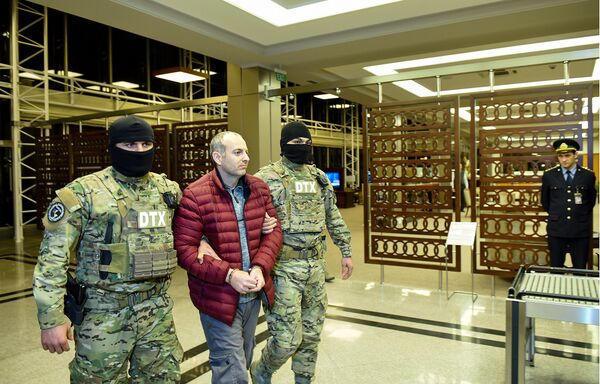 Блогер Александр Лапшин в сопровождении сотрудников Генпрокуратуры Блогер Александр Лапшин в сопровождении сотрудников Генпрокуратуры - Sputnik Азербайджан