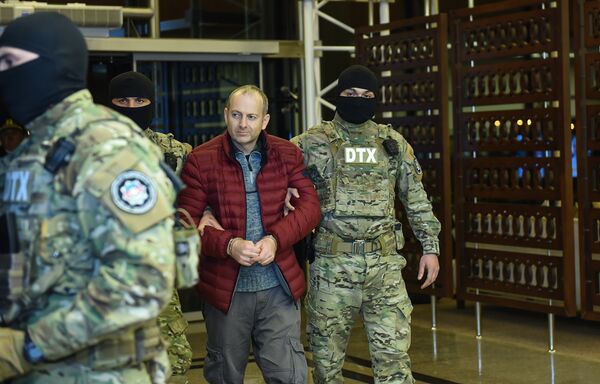 Российско-израильский блогер Александр Лапшин в сопровождении сотрудников Генпрокуратуры Российско-израильский блогер Александр Лапшин в сопровождении сотрудников Генпрокуратуры - Sputnik Азербайджан