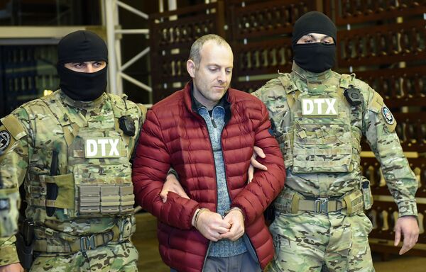 Блогер Александр Лапшин в сопровождении сотрудников Генпрокуратуры Блогер Александр Лапшин в сопровождении сотрудников Генпрокуратуры - Sputnik Азербайджан