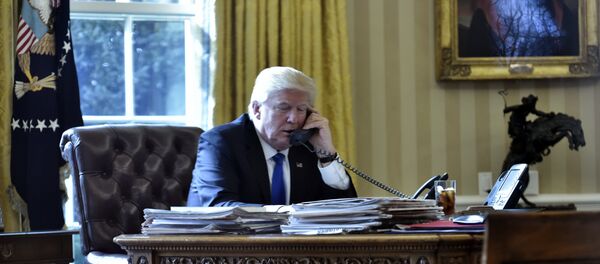 Президент США Дональд Трамп во время телефонного разговора, фото из архива - Sputnik Азербайджан