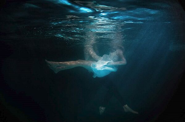 Фотосессия под водой известных моделей Марины Дар и Сергея Крауза - Sputnik Азербайджан