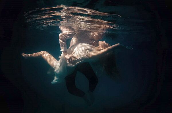 Фотосессия под водой известных моделей Марины Дар и Сергея Крауза - Sputnik Азербайджан