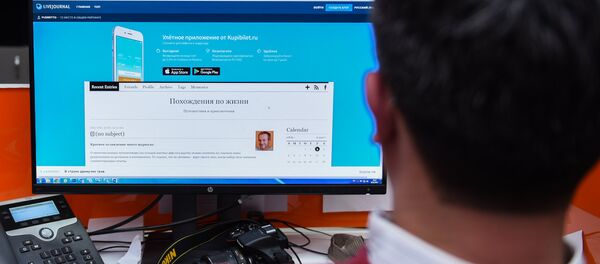 Мужчина за чтением блога Александра Лапшина в Живом журнале - Sputnik Азербайджан
