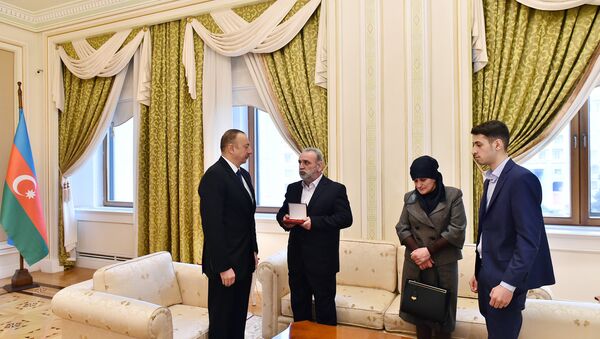 Ильхам Алиев встретился с членами семьи Национального героя Чингиза Гурбанова - Sputnik Азербайджан