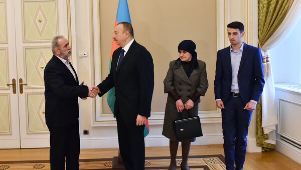 Ильхам Алиев встретился с членами семьи Национального героя Чингиза Гурбанова - Sputnik Азербайджан