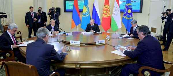 Президент РФ Владимир Путин принимает участие в заседании ВЕЭС и сессии Совета коллективной безопасности ОДКБ в Санкт-Петербурге Президент РФ Владимир Путин принимает участие в заседании ВЕЭС и сессии Совета коллективной безопасности ОДКБ в Санкт-Петербурге - Sputnik Азербайджан