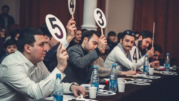 Члены жюри дают оценку выступлению участников КВН юниор Лига - Sputnik Азербайджан