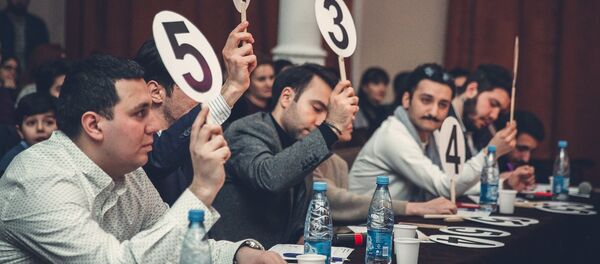 Члены жюри дают оценку выступлению участников КВН юниор Лига Члены жюри дают оценку выступлению участников КВН юниор Лига - Sputnik Азербайджан