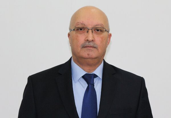 Bakı Şəhər Təcili və Təxirəsalınmaz Tibbi Yardım Stansiyasının baş həkimi Rauf Nağıyev Bakı Şəhər Təcili və Təxirəsalınmaz Tibbi Yardım Stansiyasının baş həkimi Rauf Nağıyev - Sputnik Azərbaycan