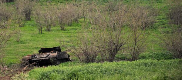 Подбитый танк армянских сепаратистов на оккупированных территориях Азербайджана, фото из архива Подбитый танк армянских сепаратистов на оккупированных территориях Азербайджана, фото из архива - Sputnik Азербайджан