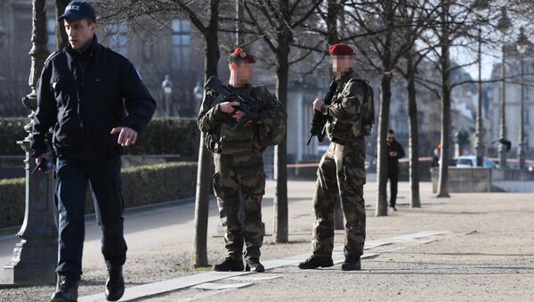 Сотрудники полиции возле здания Лувра, Франция - Sputnik Азербайджан