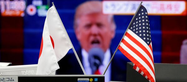 Флаги Японии и США перед монитором с изображением американского президента Дональда Трампа, фото из архива Флаги Японии и США перед монитором с изображением американского президента Дональда Трампа, фото из архива - Sputnik Азербайджан