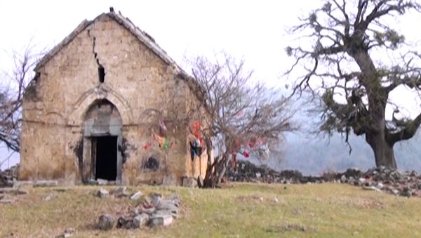 В центре внимания – разрушение албанской церкви в Огузе - Sputnik Азербайджан