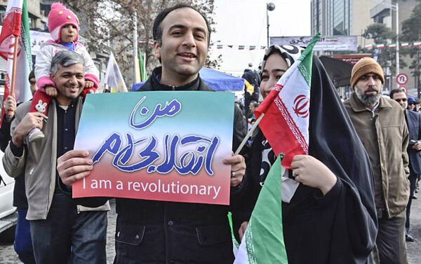 Сотни тысяч иранцев вышли на улицы в 38-ю годовщину Исламской революции в стране - Sputnik Азербайджан