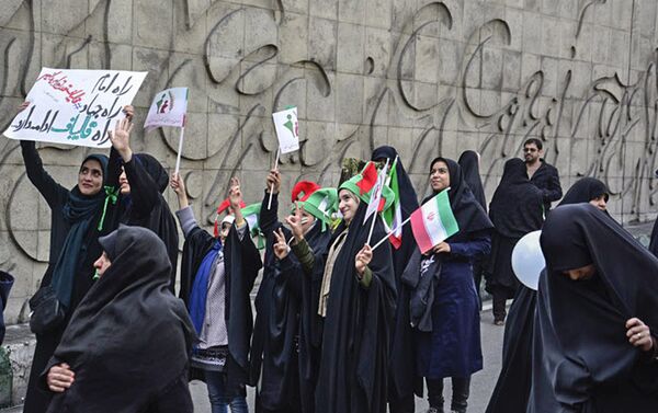 Сотни тысяч иранцев вышли на улицы в 38-ю годовщину Исламской революции в стране - Sputnik Азербайджан