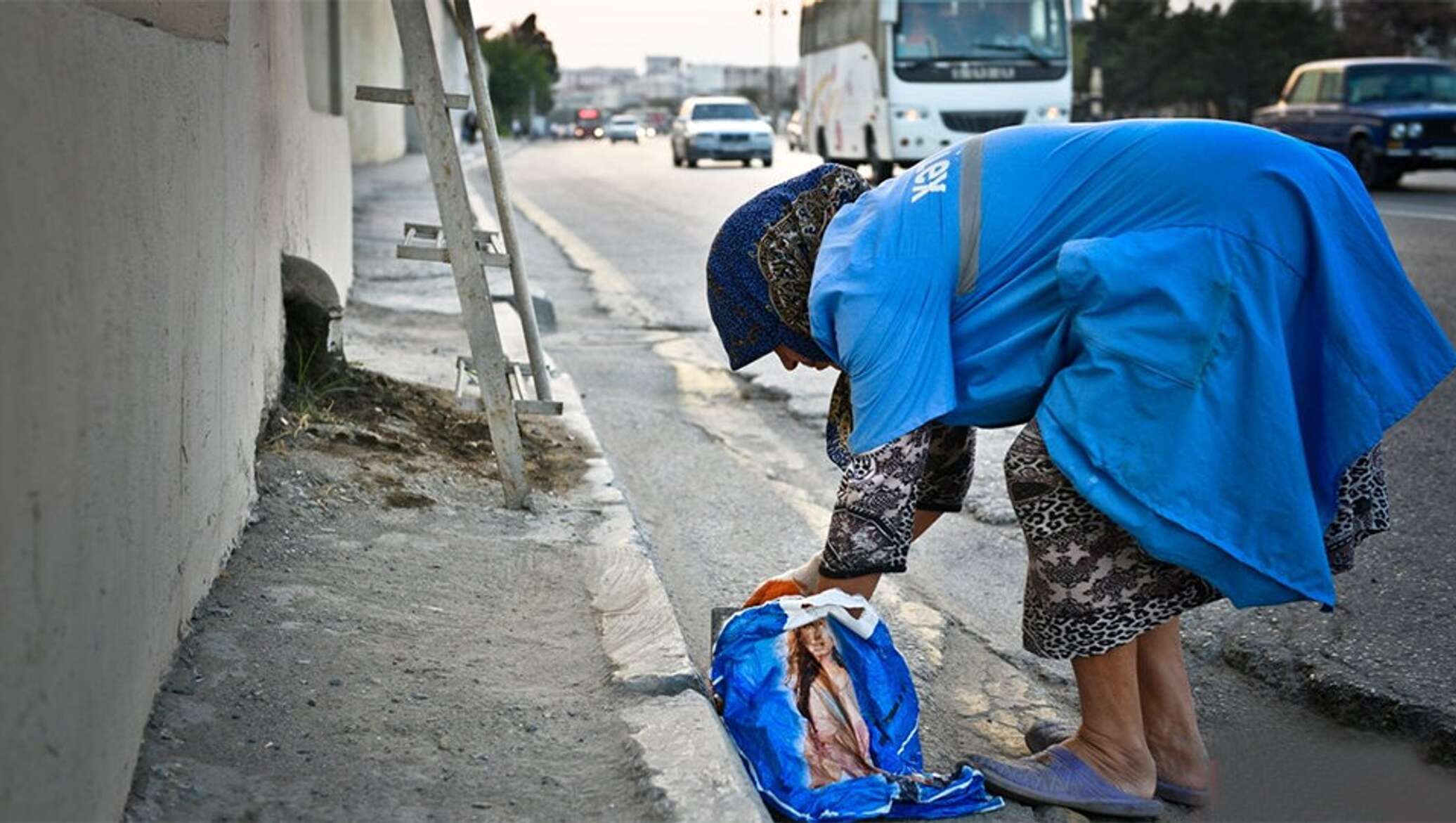 В Баку дворничиха попала под машину