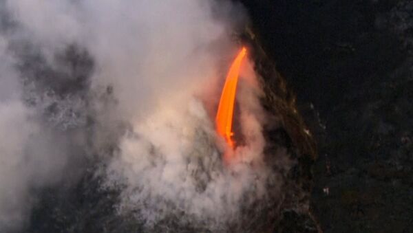 Кадры с вертолета: лава из вулкана Килауэа стекает в океан - Sputnik Азербайджан