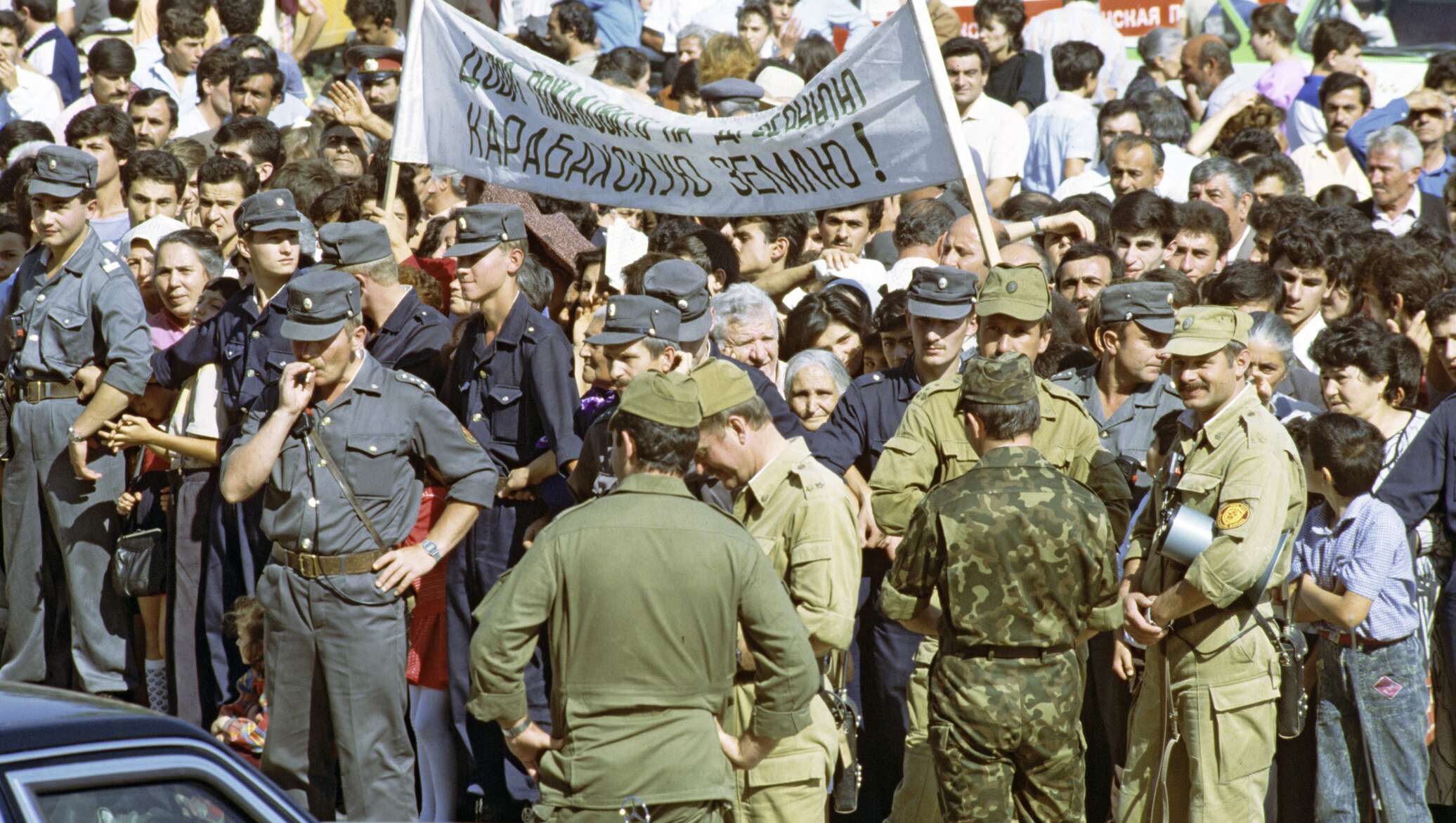 Межнациональные конфликты в ссср 1980. Нагорный Карабах 1990. Митинг в Степанакерте 1988. Карабахский конфликт степанокерт1988.