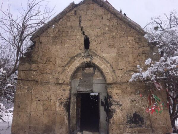В последние годы храм оказался заброшенным и теперь находится под угрозой полного исчезновения В последние годы храм оказался заброшенным и теперь находится под угрозой полного исчезновения - Sputnik Азербайджан