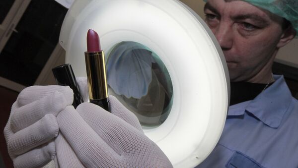 Сотрудник в цехе по производству губной помады, фото из архива - Sputnik Азербайджан
