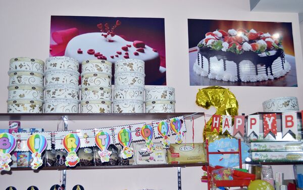 Владелец магазина Рамин Акперли: В преддверии Нового года мы подарили торты и различные сладости почти 20 семьям шехидов - Sputnik Азербайджан