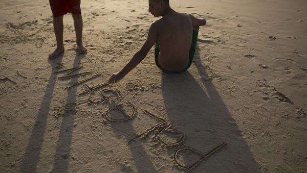 Мальчик пишет на песке Палестина - Sputnik Азербайджан