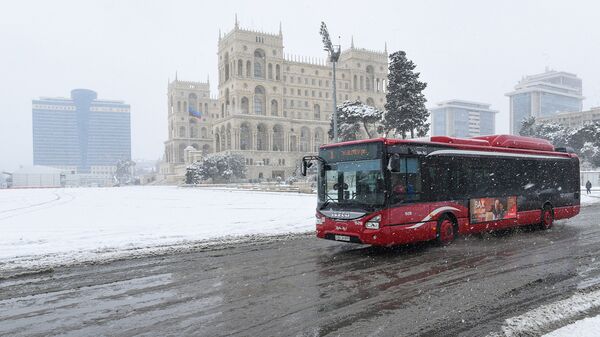 Общественный транспорт в снежную погоду в Баку - Sputnik Azərbaycan