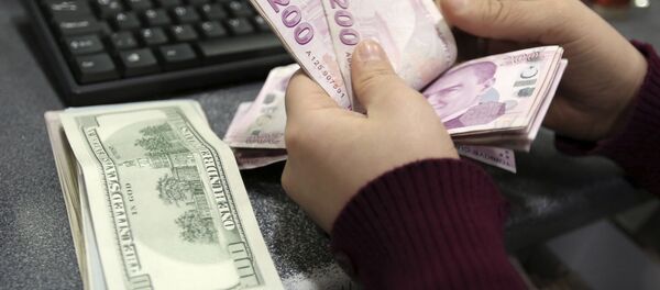 Девушка пересчитывает деньги, фото из архива Девушка пересчитывает деньги, фото из архива - Sputnik Азербайджан
