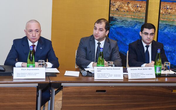 Представителями Министерства налогов и Ассоциации отелей и ресторанов Азербайджана - Sputnik Азербайджан