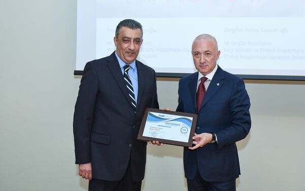 Вручение сертификатов новым членам, принятым в Ассоциацию отелей и ресторанов - Sputnik Азербайджан