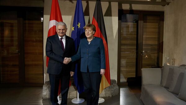 Türkiyənin baş naziri Binəli Yıldırım və Almaniya kansleri Angela Merkel arasında görüş - Sputnik Azərbaycan