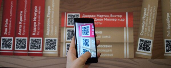 Девушка сканирует QR-код на презентации проекта Мобильные библиотеки, фото из архива Девушка сканирует QR-код на презентации проекта Мобильные библиотеки, фото из архива - Sputnik Азербайджан