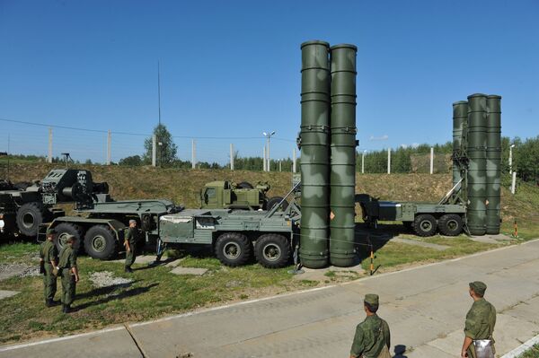 Пусковые установки зенитной ракетной системы комплекса С-400 Триумф 210-го ордена Красной Звезды зенитного ракетного полка Пусковые установки зенитной ракетной системы комплекса С-400 Триумф 210-го ордена Красной Звезды зенитного ракетного полка - Sputnik Азербайджан