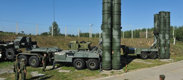 Пусковые установки зенитной ракетной системы комплекса С-400 Триумф 210-го ордена Красной Звезды зенитного ракетного полка - Sputnik Азербайджан
