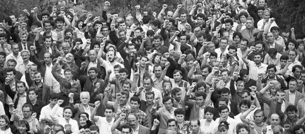 Митинг в Ереване в поддержку решения о выводе нагорного Карабаха из состава Азербайджана Митинг в Ереване в поддержку решения о выводе нагорного Карабаха из состава Азербайджана - Sputnik Азербайджан