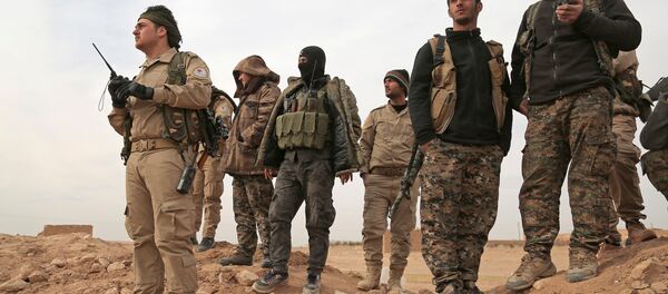 Боевики Демократических сил Сирии в окрестностях города Ракка, фото из архива Боевики Демократических сил Сирии в окрестностях города Ракка, фото из архива - Sputnik Азербайджан
