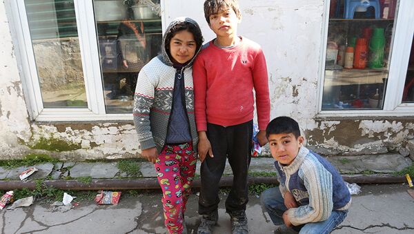 Дети, попрошайничающие на улице - Sputnik Азербайджан
