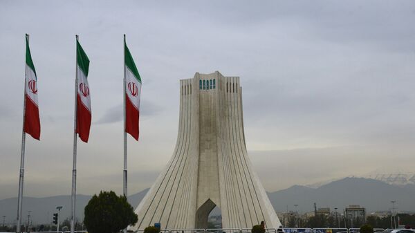 Башня Азади, построенная на одноименной площади в Тегеране. - Sputnik Азербайджан