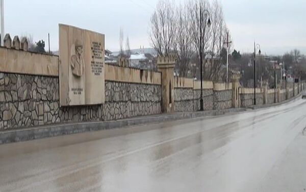 Барельефы в честь азербайджанских поэтов на крепостных стенах на въезде в Шамаху - Sputnik Азербайджан