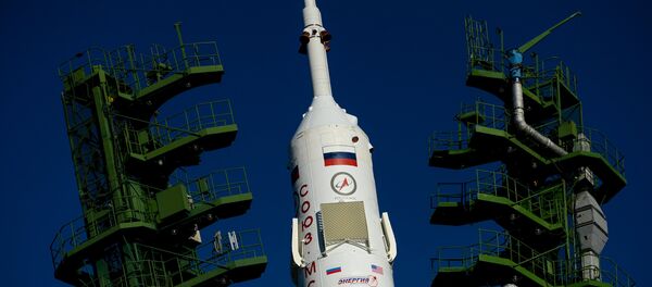 Установка ракеты-носителя Союз-ФГ с транспортным пилотируемым кораблем Союз МС-02 в пусковую установку на стартовой площадке космодрома Байконур. Установка ракеты-носителя Союз-ФГ с транспортным пилотируемым кораблем Союз МС-02 в пусковую установку на стартовой площадке космодрома Байконур. - Sputnik Азербайджан