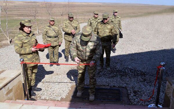 В прифронтовой зоне состоялось открытие нового учебного центра, здания штаба и солдатских казарм - Sputnik Азербайджан
